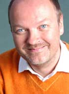 Jens Wawrczeck (Peter), geboren am 12. Juli 1963 in Dänemark, ist Synchronsprecher und Theaterschauspieler. Er konnte bisher in Österreich, Deutschland und ... - jens_wawrczeck_dr3i